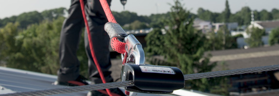 Mit PSAgA gesicherter Arbeiter auf einem Steildach
